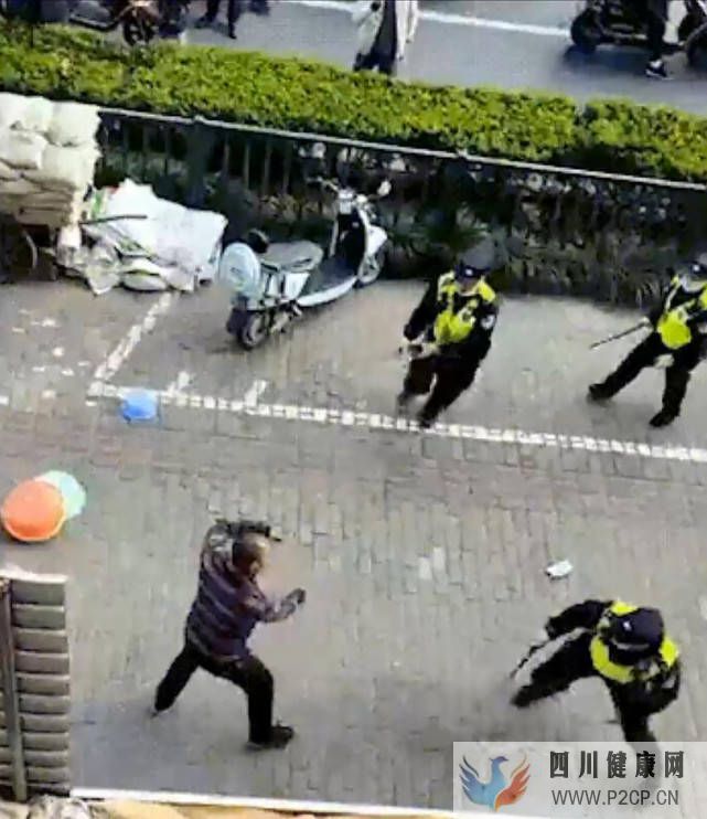 監(jiān)護(hù)人何在?26歲男子“持剪刀”刺傷9人:系在冊(cè)精神病人!(圖2) 監(jiān)護(hù)人何在?26歲男子“持剪刀”刺傷9人:系在冊(cè)精神病人!(圖2)